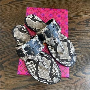 *SOLD* TORY BURCH Leigh Thong Leather Flat Sandals SIZE 8 GRAY ANIMAL PRINT